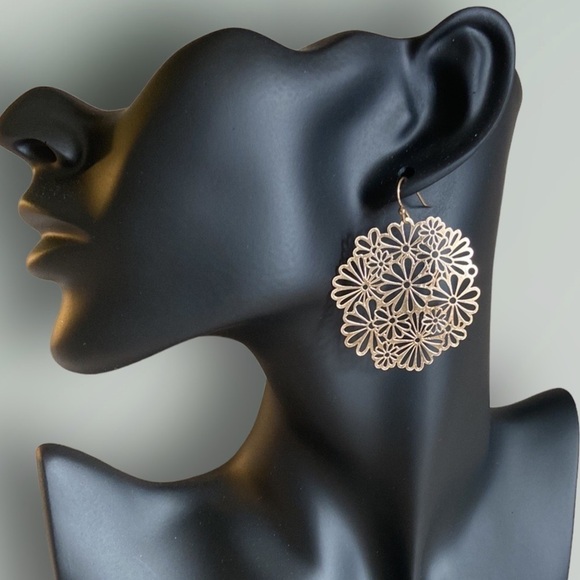 💌 Handmade Filagree Gold Tone Floral Disc Earrings - Picture 1 of 7